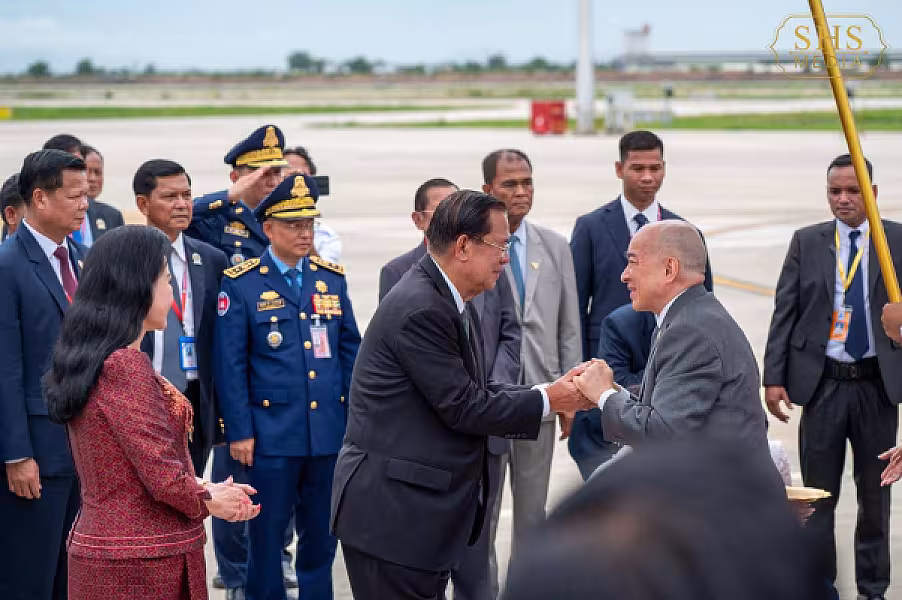 ព្រះមហាក្សត្រនៃព្រះរាជាណាចក្រកម្ពុជា យាងនិវត្តន៍មកកាន់មាតុប្រទេសវិញ បន្ទាប់ពីគង់ប្រថាប់ព្យាបាលព្រះរាជសុខភាពជាង ៤ខែ នាទីក្រុងប៉េកាំង - Image 6