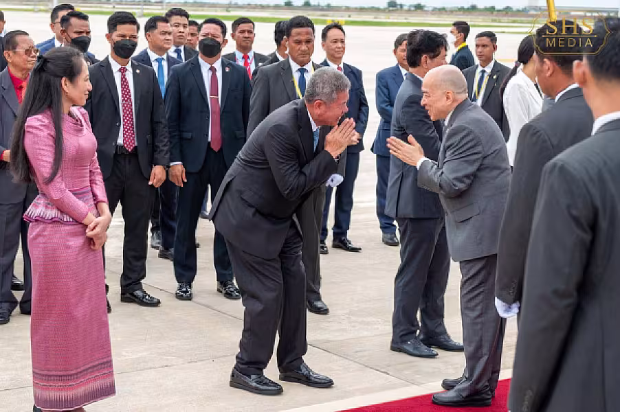ព្រះមហាក្សត្រនៃព្រះរាជាណាចក្រកម្ពុជា យាងនិវត្តន៍មកកាន់មាតុប្រទេសវិញ បន្ទាប់ពីគង់ប្រថាប់ព្យាបាលព្រះរាជសុខភាពជាង ៤ខែ នាទីក្រុងប៉េកាំង - Image 11
