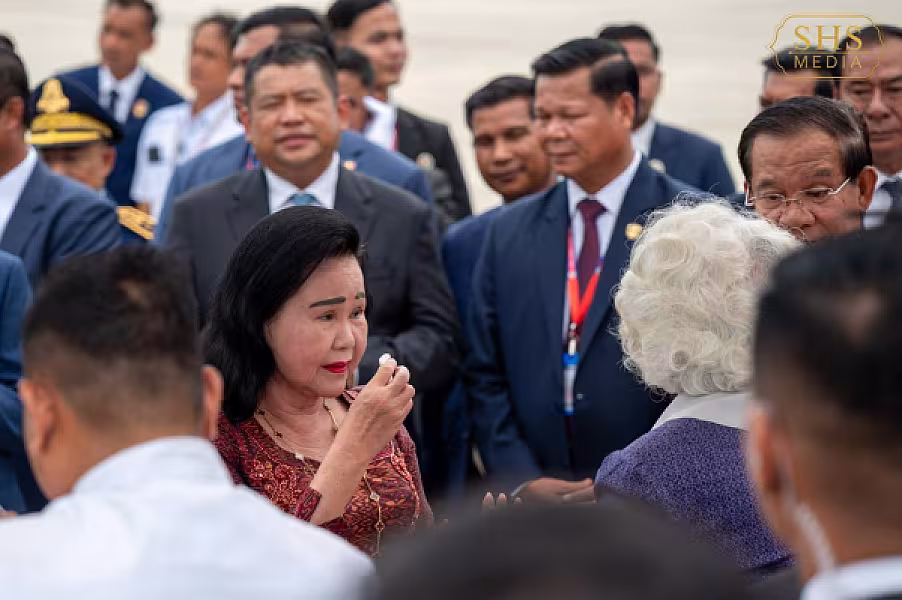 ព្រះមហាក្សត្រនៃព្រះរាជាណាចក្រកម្ពុជា យាងនិវត្តន៍មកកាន់មាតុប្រទេសវិញ បន្ទាប់ពីគង់ប្រថាប់ព្យាបាលព្រះរាជសុខភាពជាង ៤ខែ នាទីក្រុងប៉េកាំង - Image 13