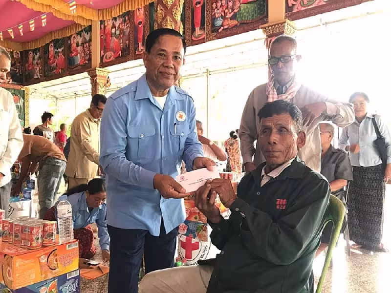 អ.ន.ក.ខេត្តកំពង់ស្ពឺ ជួបសំណេះសំណាល និងចែកអំណោយអតីតយុទ្ធជនចំនួន ២០គ្រួសារ - Image 5