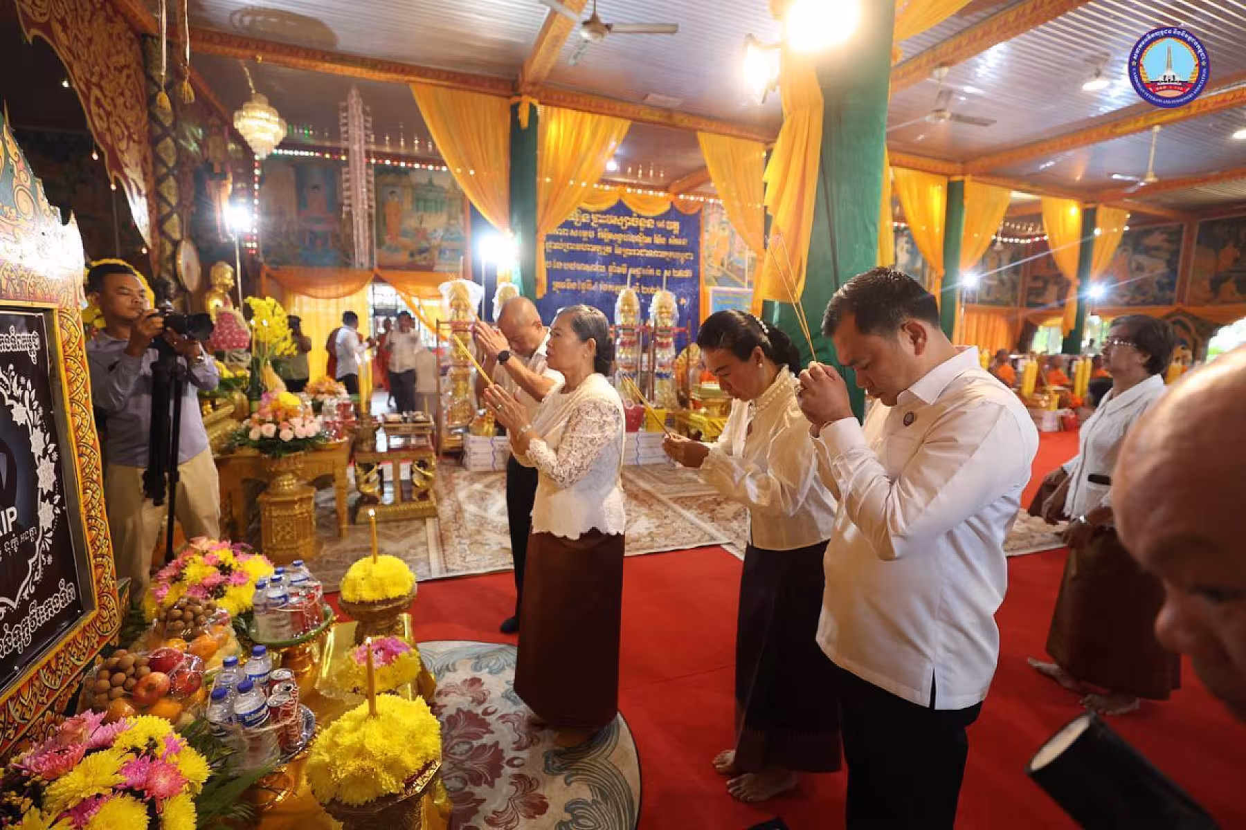 សម្តេចកិត្តិសង្គហបណ្ឌិត ម៉ែន សំអន អញ្ជើញប្រគេនទៀនវស្សា ១៩វត្ត និងចែកអំណោយជូនអតីត យុទ្ធជន២៥គ្រួសារនៅខេត្តស្វាយរៀង 