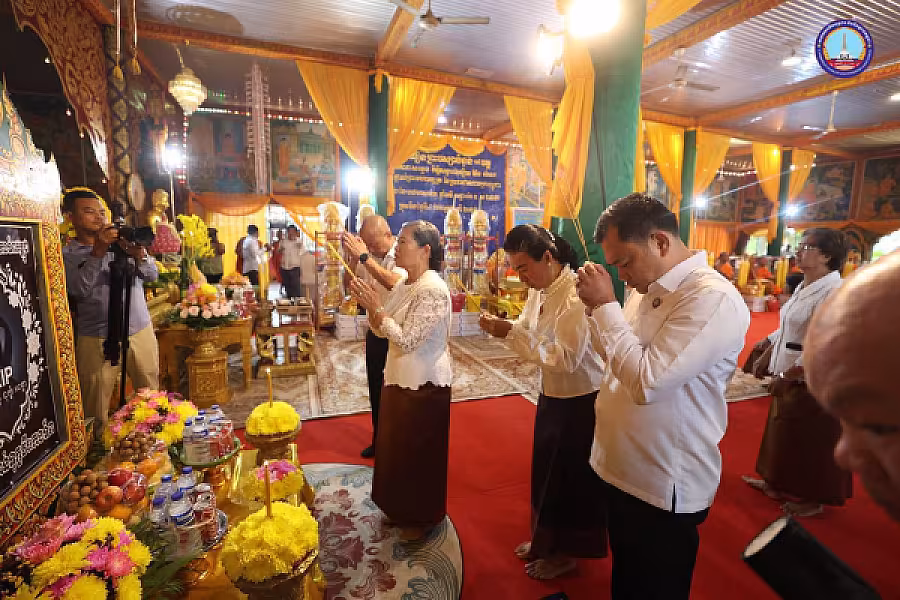 សម្តេចកិត្តិសង្គហបណ្ឌិត ម៉ែន សំអន អញ្ជើញប្រគេនទៀនវស្សា ១៩វត្ត និងចែកអំណោយជូនអតីត យុទ្ធជន២៥គ្រួសារនៅខេត្តស្វាយរៀង 