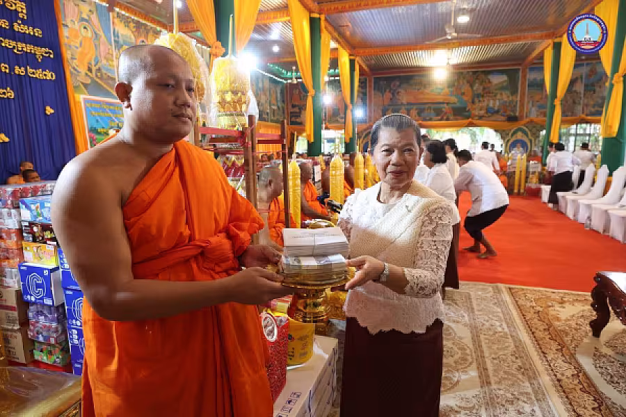 សម្តេចកិត្តិសង្គហបណ្ឌិត ម៉ែន សំអន អញ្ជើញប្រគេនទៀនវស្សា ១៩វត្ត និងចែកអំណោយជូនអតីត យុទ្ធជន២៥គ្រួសារនៅខេត្តស្វាយរៀង  - Image 2