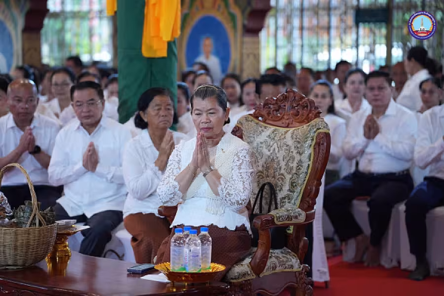 សម្តេចកិត្តិសង្គហបណ្ឌិត ម៉ែន សំអន អញ្ជើញប្រគេនទៀនវស្សា ១៩វត្ត និងចែកអំណោយជូនអតីត យុទ្ធជន២៥គ្រួសារនៅខេត្តស្វាយរៀង  - Image 3