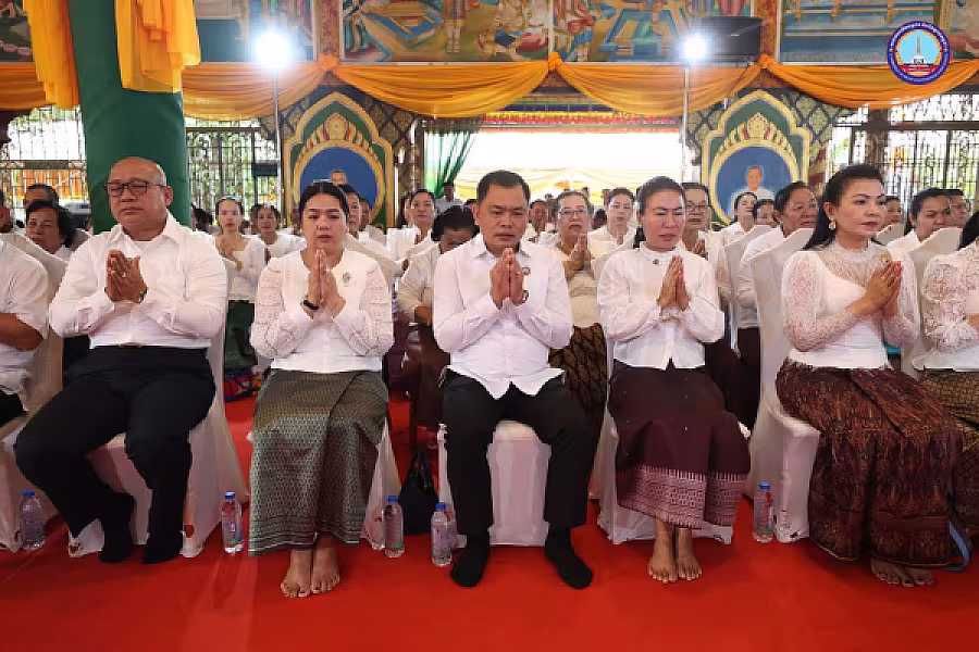 សម្តេចកិត្តិសង្គហបណ្ឌិត ម៉ែន សំអន អញ្ជើញប្រគេនទៀនវស្សា ១៩វត្ត និងចែកអំណោយជូនអតីត យុទ្ធជន២៥គ្រួសារនៅខេត្តស្វាយរៀង  - Image 4