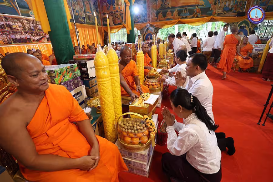 សម្តេចកិត្តិសង្គហបណ្ឌិត ម៉ែន សំអន អញ្ជើញប្រគេនទៀនវស្សា ១៩វត្ត និងចែកអំណោយជូនអតីត យុទ្ធជន២៥គ្រួសារនៅខេត្តស្វាយរៀង  - Image 5