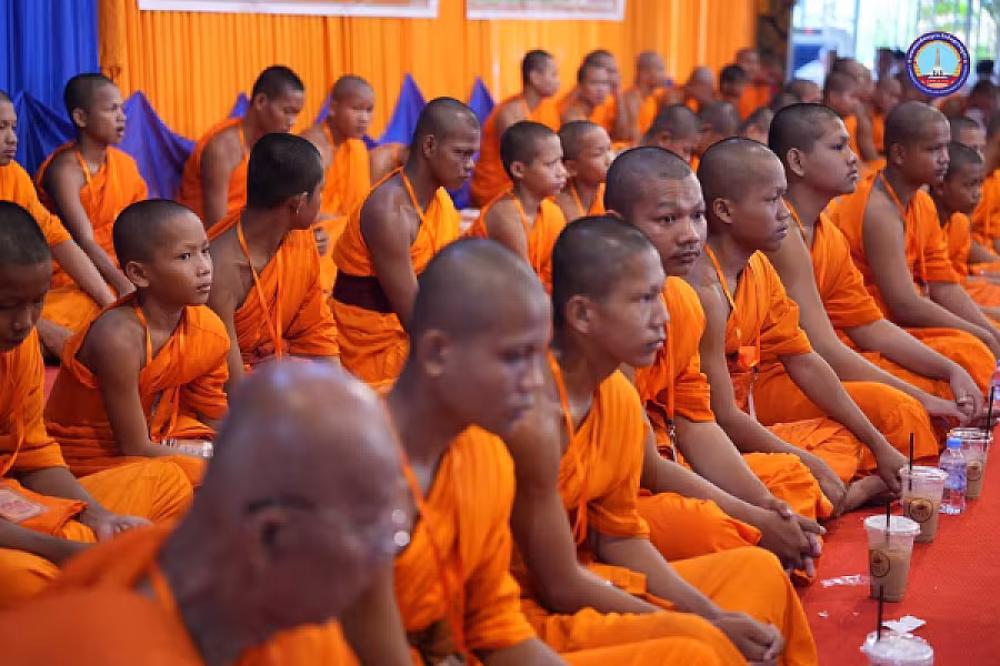 សម្តេចកិត្តិសង្គហបណ្ឌិត ម៉ែន សំអន អញ្ជើញប្រគេនទៀនវស្សា ១៩វត្ត និងចែកអំណោយជូនអតីត យុទ្ធជន២៥គ្រួសារនៅខេត្តស្វាយរៀង  - Image 6