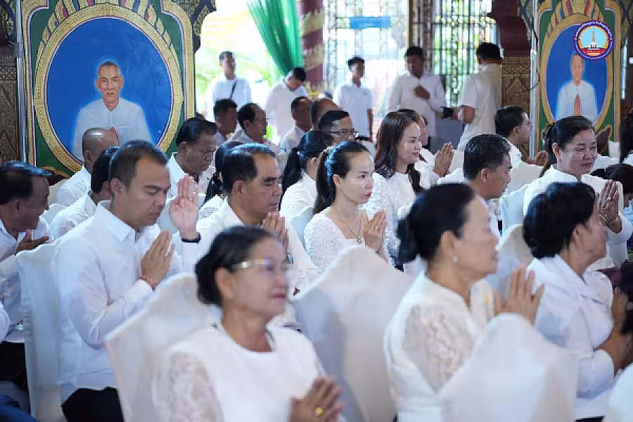 សម្តេចកិត្តិសង្គហបណ្ឌិត ម៉ែន សំអន អញ្ជើញប្រគេនទៀនវស្សា ១៩វត្ត និងចែកអំណោយជូនអតីត យុទ្ធជន២៥គ្រួសារនៅខេត្តស្វាយរៀង  - Image 7