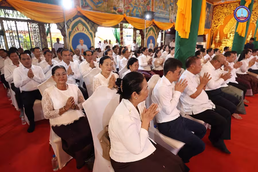 សម្តេចកិត្តិសង្គហបណ្ឌិត ម៉ែន សំអន អញ្ជើញប្រគេនទៀនវស្សា ១៩វត្ត និងចែកអំណោយជូនអតីត យុទ្ធជន២៥គ្រួសារនៅខេត្តស្វាយរៀង  - Image 8