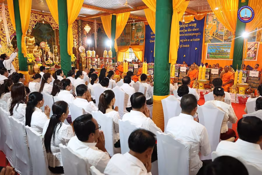 សម្តេចកិត្តិសង្គហបណ្ឌិត ម៉ែន សំអន អញ្ជើញប្រគេនទៀនវស្សា ១៩វត្ត និងចែកអំណោយជូនអតីត យុទ្ធជន២៥គ្រួសារនៅខេត្តស្វាយរៀង  - Image 9