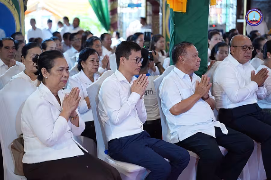 សម្តេចកិត្តិសង្គហបណ្ឌិត ម៉ែន សំអន អញ្ជើញប្រគេនទៀនវស្សា ១៩វត្ត និងចែកអំណោយជូនអតីត យុទ្ធជន២៥គ្រួសារនៅខេត្តស្វាយរៀង  - Image 15