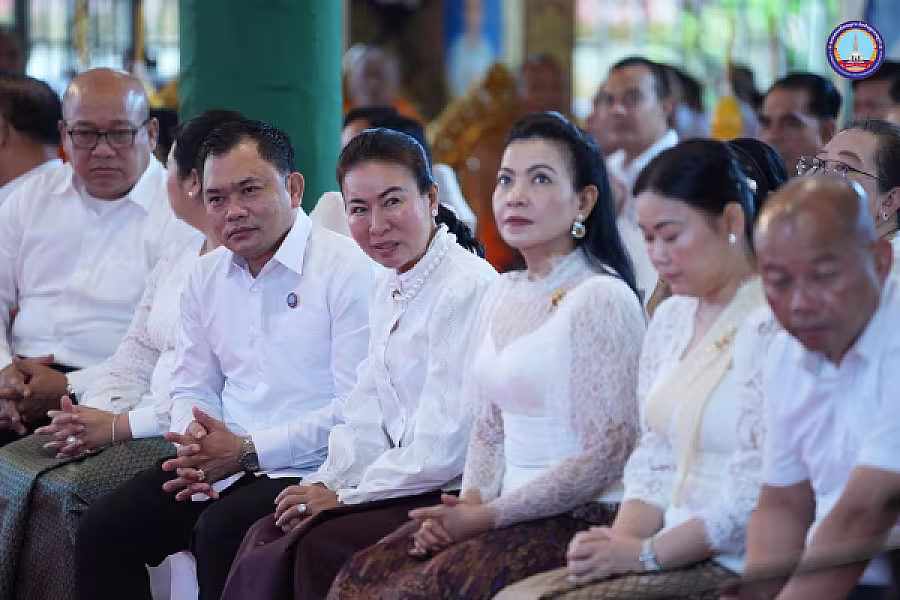 សម្តេចកិត្តិសង្គហបណ្ឌិត ម៉ែន សំអន អញ្ជើញប្រគេនទៀនវស្សា ១៩វត្ត និងចែកអំណោយជូនអតីត យុទ្ធជន២៥គ្រួសារនៅខេត្តស្វាយរៀង  - Image 16