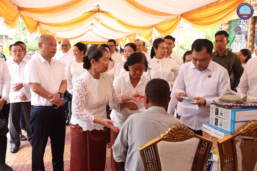 សម្តេចកិត្តិសង្គហបណ្ឌិត ម៉ែន សំអន អញ្ជើញប្រគេនទៀនវស្សា ១៩វត្ត និងចែកអំណោយជូនអតីត យុទ្ធជន២៥គ្រួសារនៅខេត្តស្វាយរៀង  - Image 17