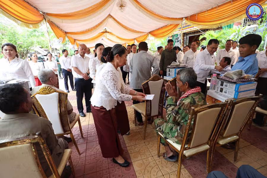 សម្តេចកិត្តិសង្គហបណ្ឌិត ម៉ែន សំអន អញ្ជើញប្រគេនទៀនវស្សា ១៩វត្ត និងចែកអំណោយជូនអតីត យុទ្ធជន២៥គ្រួសារនៅខេត្តស្វាយរៀង  - Image 18