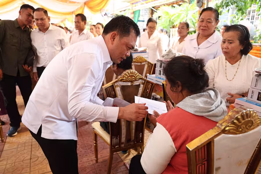 សម្តេចកិត្តិសង្គហបណ្ឌិត ម៉ែន សំអន អញ្ជើញប្រគេនទៀនវស្សា ១៩វត្ត និងចែកអំណោយជូនអតីត យុទ្ធជន២៥គ្រួសារនៅខេត្តស្វាយរៀង  - Image 19