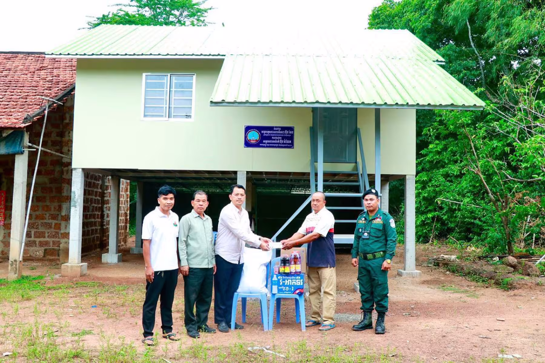 អ.ន.ក.ស្រុកគិរីរង់ ចុះពិនិត្យផ្ទះចំនួន ៣ខ្នង ដែលបានសាងសង់រួចរាល់