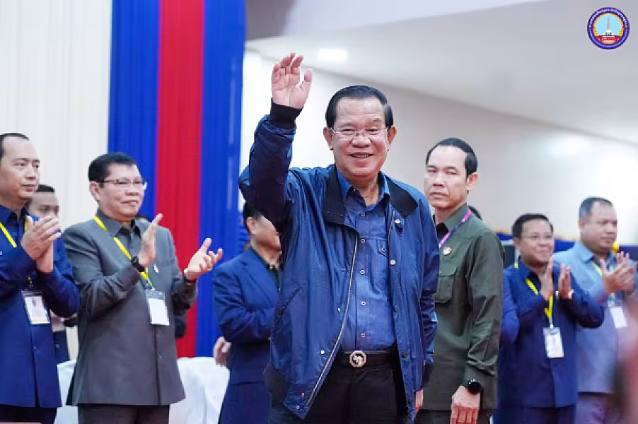 សម្ដេចអគ្គមហាសេនាបតីតេជោ ហ៊ុន សែន អញ្ជើញជាអធិបតីភាពដ៏ខ្ពង់ខ្ពស់បំផុតក្នុងពិធីសំណេះសំណាលជាមួយក្រុមប្រឹក្សាខេត្តក្រចេះ - Image 2