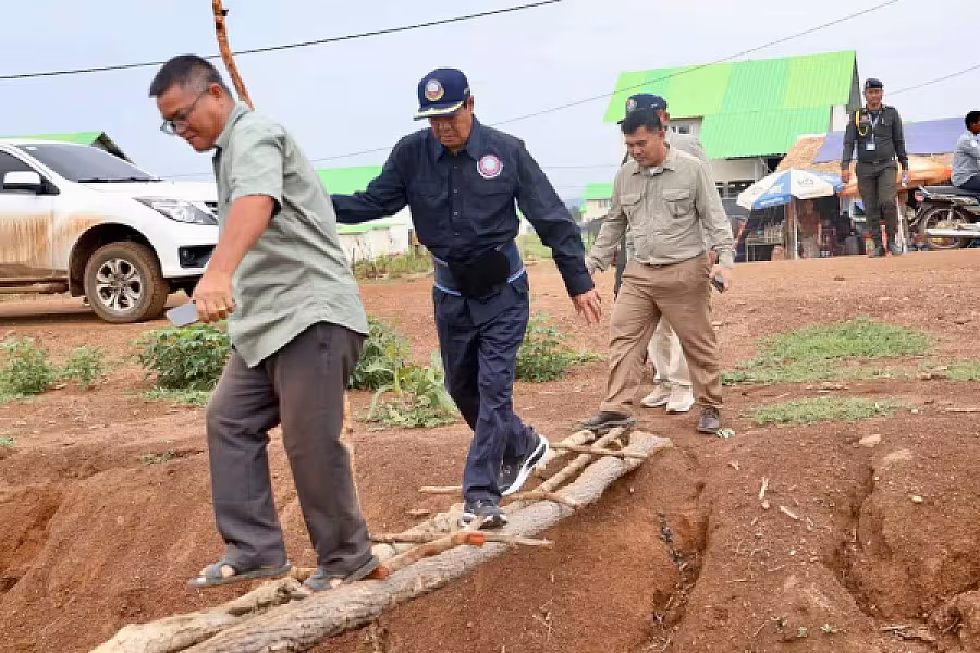ឯកឧត្តម គន់ គីម អញ្ជើញចុះសួរសុខទុក្ខពលរដ្ឋភៀសសឹក និងពិនិត្យទីតាំងសាងសង់ផ្ទះបណ្តោះអាសន្នបន្ថែម ក្នុងខេត្តឧត្តរមានជ័យ - Image 3