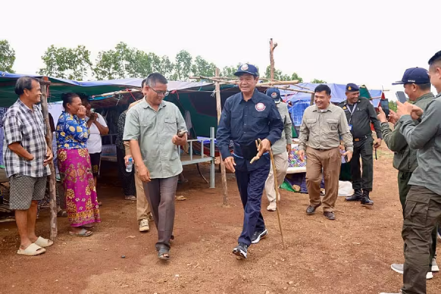 ឯកឧត្តម គន់ គីម អញ្ជើញចុះសួរសុខទុក្ខពលរដ្ឋភៀសសឹក និងពិនិត្យទីតាំងសាងសង់ផ្ទះបណ្តោះអាសន្នបន្ថែម ក្នុងខេត្តឧត្តរមានជ័យ - Image 4