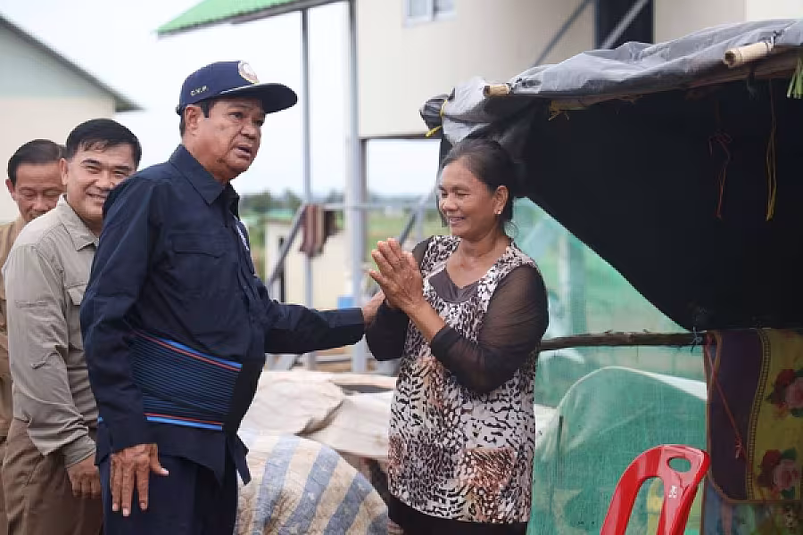 ឯកឧត្តម គន់ គីម អញ្ជើញចុះសួរសុខទុក្ខពលរដ្ឋភៀសសឹក និងពិនិត្យទីតាំងសាងសង់ផ្ទះបណ្តោះអាសន្នបន្ថែម ក្នុងខេត្តឧត្តរមានជ័យ - Image 5