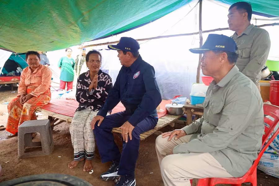 ឯកឧត្តម គន់ គីម អញ្ជើញចុះសួរសុខទុក្ខពលរដ្ឋភៀសសឹក និងពិនិត្យទីតាំងសាងសង់ផ្ទះបណ្តោះអាសន្នបន្ថែម ក្នុងខេត្តឧត្តរមានជ័យ - Image 6