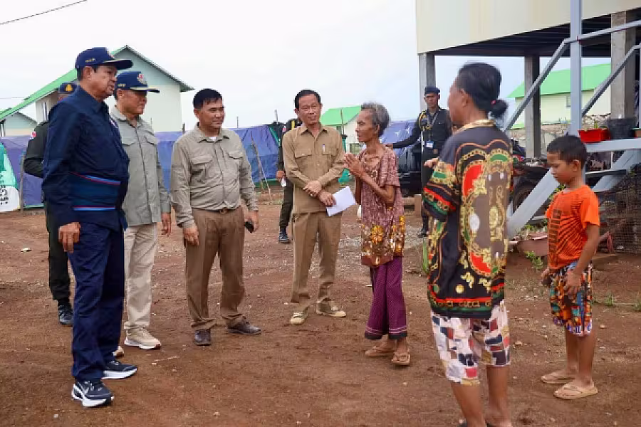 ឯកឧត្តម គន់ គីម អញ្ជើញចុះសួរសុខទុក្ខពលរដ្ឋភៀសសឹក និងពិនិត្យទីតាំងសាងសង់ផ្ទះបណ្តោះអាសន្នបន្ថែម ក្នុងខេត្តឧត្តរមានជ័យ - Image 10
