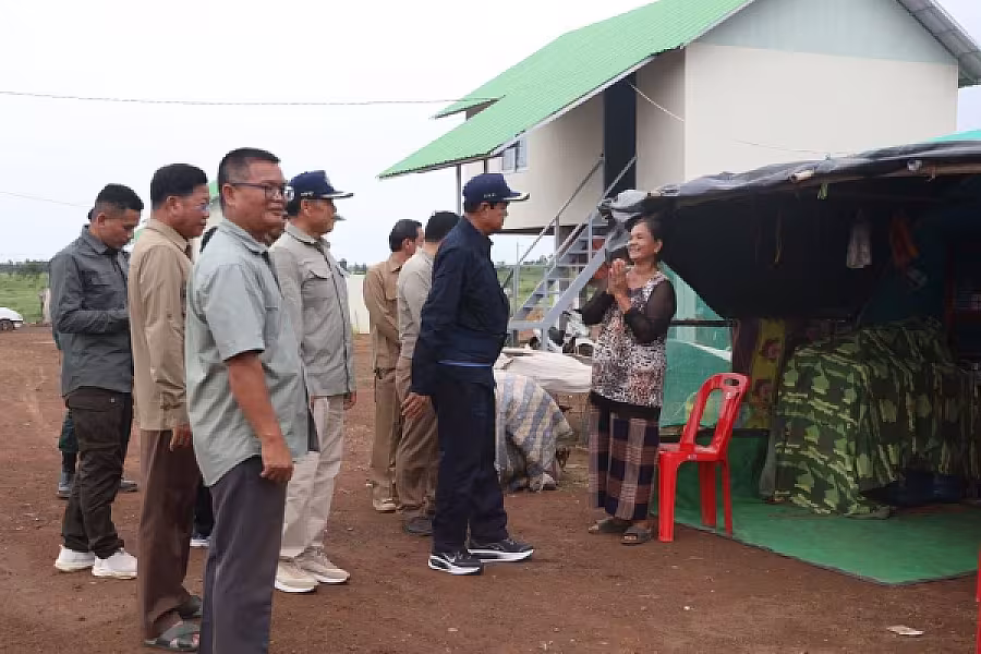 ឯកឧត្តម គន់ គីម អញ្ជើញចុះសួរសុខទុក្ខពលរដ្ឋភៀសសឹក និងពិនិត្យទីតាំងសាងសង់ផ្ទះបណ្តោះអាសន្នបន្ថែម ក្នុងខេត្តឧត្តរមានជ័យ - Image 11