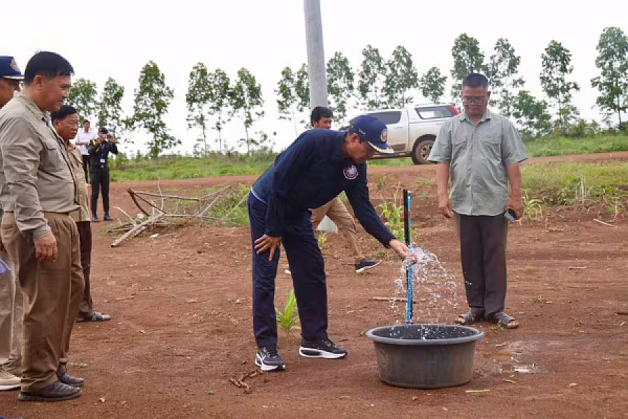 ឯកឧត្តម គន់ គីម អញ្ជើញចុះសួរសុខទុក្ខពលរដ្ឋភៀសសឹក និងពិនិត្យទីតាំងសាងសង់ផ្ទះបណ្តោះអាសន្នបន្ថែម ក្នុងខេត្តឧត្តរមានជ័យ - Image 17
