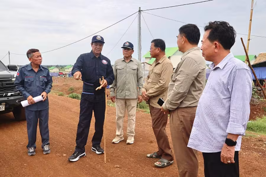 ឯកឧត្តម គន់ គីម អញ្ជើញចុះសួរសុខទុក្ខពលរដ្ឋភៀសសឹក និងពិនិត្យទីតាំងសាងសង់ផ្ទះបណ្តោះអាសន្នបន្ថែម ក្នុងខេត្តឧត្តរមានជ័យ - Image 18