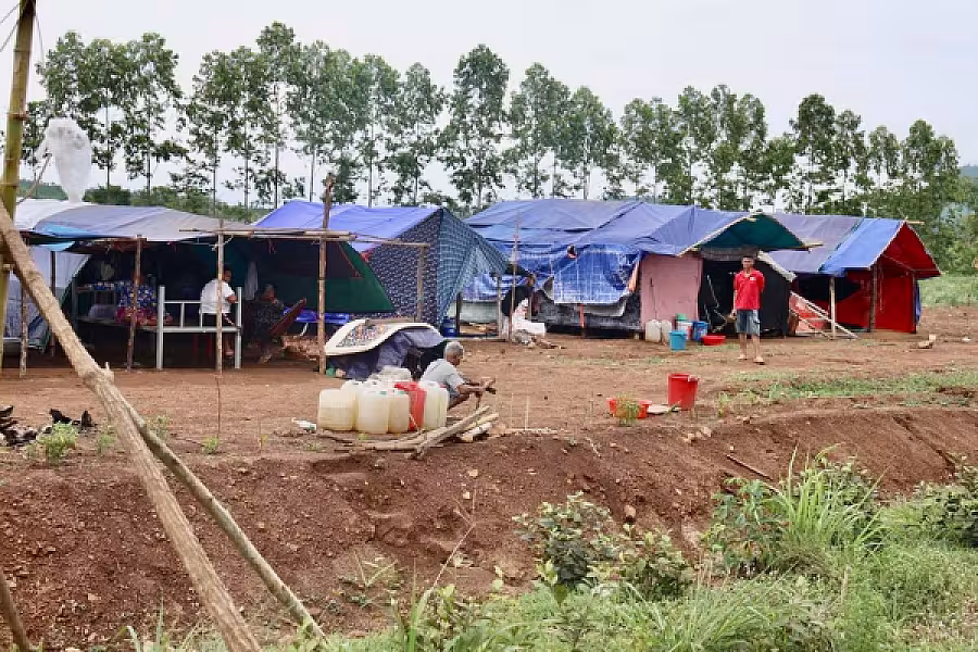 ឯកឧត្តម គន់ គីម អញ្ជើញចុះសួរសុខទុក្ខពលរដ្ឋភៀសសឹក និងពិនិត្យទីតាំងសាងសង់ផ្ទះបណ្តោះអាសន្នបន្ថែម ក្នុងខេត្តឧត្តរមានជ័យ - Image 20