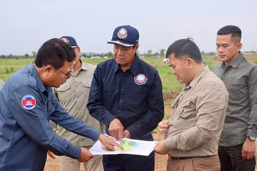 ឯកឧត្តម គន់ គីម អញ្ជើញចុះសួរសុខទុក្ខពលរដ្ឋភៀសសឹក និងពិនិត្យទីតាំងសាងសង់ផ្ទះបណ្តោះអាសន្នបន្ថែម ក្នុងខេត្តឧត្តរមានជ័យ - Image 21