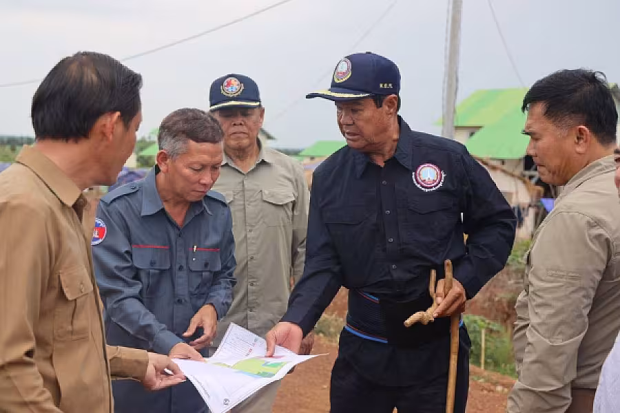 ឯកឧត្តម គន់ គីម អញ្ជើញចុះសួរសុខទុក្ខពលរដ្ឋភៀសសឹក និងពិនិត្យទីតាំងសាងសង់ផ្ទះបណ្តោះអាសន្នបន្ថែម ក្នុងខេត្តឧត្តរមានជ័យ - Image 22