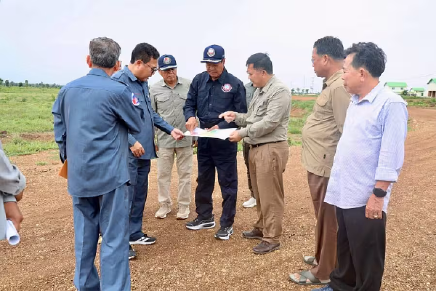 ឯកឧត្តម គន់ គីម អញ្ជើញចុះសួរសុខទុក្ខពលរដ្ឋភៀសសឹក និងពិនិត្យទីតាំងសាងសង់ផ្ទះបណ្តោះអាសន្នបន្ថែម ក្នុងខេត្តឧត្តរមានជ័យ - Image 23