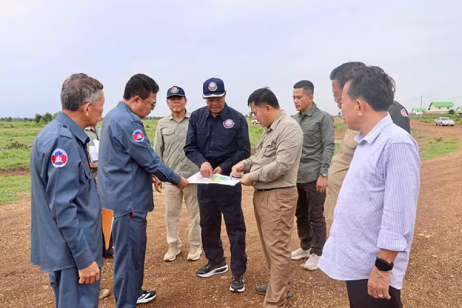 ឯកឧត្តម គន់ គីម អញ្ជើញចុះសួរសុខទុក្ខពលរដ្ឋភៀសសឹក និងពិនិត្យទីតាំងសាងសង់ផ្ទះបណ្តោះអាសន្នបន្ថែម ក្នុងខេត្តឧត្តរមានជ័យ - Image 24