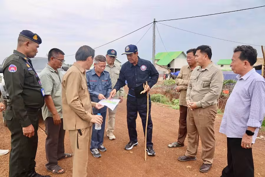 ឯកឧត្តម គន់ គីម អញ្ជើញចុះសួរសុខទុក្ខពលរដ្ឋភៀសសឹក និងពិនិត្យទីតាំងសាងសង់ផ្ទះបណ្តោះអាសន្នបន្ថែម ក្នុងខេត្តឧត្តរមានជ័យ - Image 26