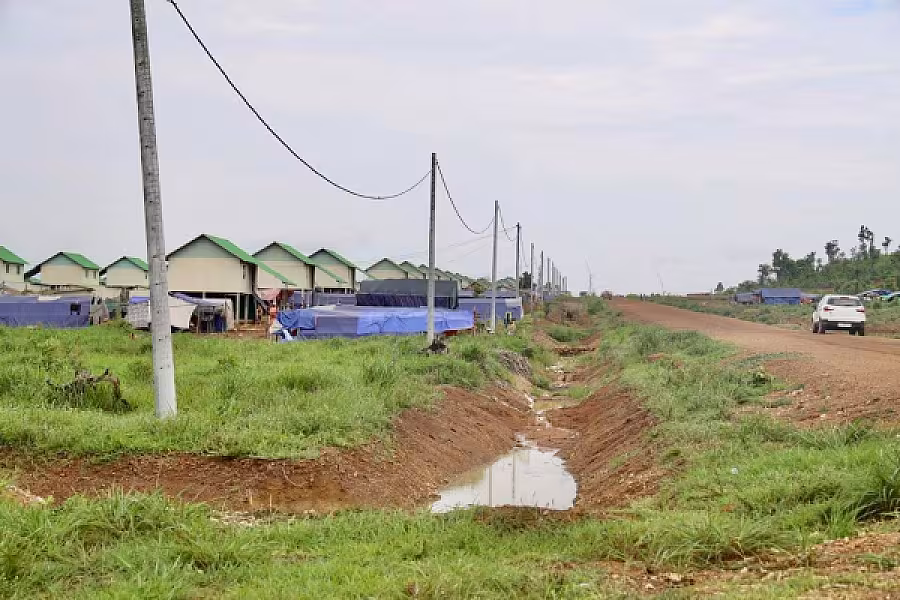 ឯកឧត្តម គន់ គីម អញ្ជើញចុះសួរសុខទុក្ខពលរដ្ឋភៀសសឹក និងពិនិត្យទីតាំងសាងសង់ផ្ទះបណ្តោះអាសន្នបន្ថែម ក្នុងខេត្តឧត្តរមានជ័យ - Image 27